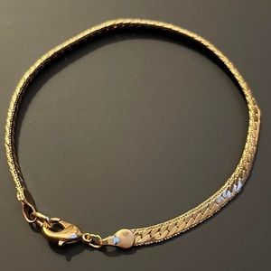 Vintage Elegant Gold tone bracelet!